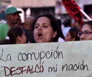 Workers, student and farmers protest against corruption in connection with the scandal involving Brazilian construction giant Odebrecht, in front of Panama's Congress in Panama City on February 16, 2017. According to local sources, Panamanian President Juan Carlos Varela allegedly confided he received 'donations' from the Brazilian firm, which has paid millions of dollars in bribes to land huge public works contracts throughout Latin America. / AFP PHOTO / RODRIGO ARANGUA