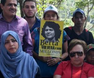 la iraní Shirin Ebadi, Premio Nobel 2003 llegó a la zona de Río Blanco acompañada de la yemení Tawakkol Karma, Premio Nobel 2011. (Foto: AFP).