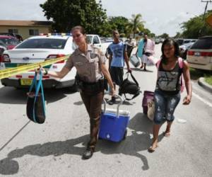 DORAL, FL : Oficial Kerensa Smith ayuda a evacuar a un refugio en el Sur Miami Heights, Florida. Mark Wilson/Getty Images/AFP
