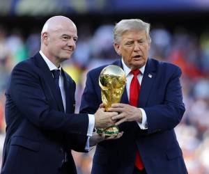 El presidente de la FIFA, Gianni Infantino (izq.), y el presidente de EE. UU., Donald Trump, entregan el trofeo a España tras ganar la final de la Copa Mundial de la FIFA 2026 contra Argentina, en Nueva Jersey, EE. UU., el 19 de julio de 2026. EFE/EPA/CHRISTOPHER NEUNDORF