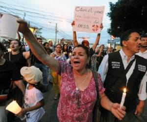 La manifestación tuvo lugar ayer en la tarde frente a la sede del IHSS. (Foto: AFP).