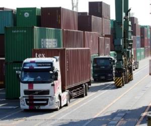 Ante las críticas crecientes de pequeñas empresas y de los consumidores, penalizados por la carestía de las importaciones -debido a la depreciación del yen-, el primer ministro responde que una divisa fuerte es todavía más destructiva. (Foto: AFP).