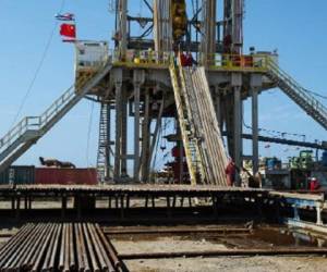 Vista de un pozo petrolero operado por China y Cuba, el 18 de abril de 2011 en el este de La Habana. (Foto: AFP).