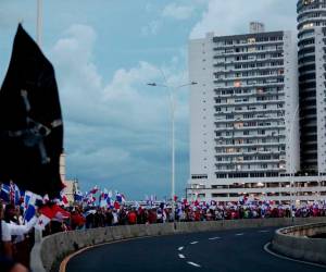 Manifestantes participan en una protesta contra el contrato gubernamental con la empresa minera canadiense First Quantum -y su filial Minera Panamá- en la ciudad de Panamá, Panamá, el 24 de noviembre de 2023. FOTO ROBERTO CISNEROS / AFP