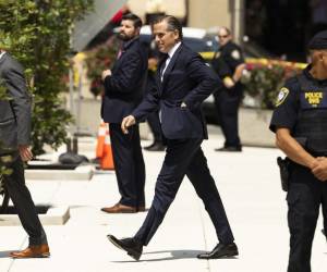 <i>(ARCHIVOS) Hunter Biden, hijo del presidente estadounidense Joe Biden, sale del edificio federal J. Caleb Boggs en Wilmington, Delaware, el 26 de julio de 2023. (Foto de RYAN COLLERD / AFP)</i>