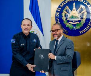<i>La propuesta fue presentada por el ministro de Seguridad, Gustavo Villatoro, y busca modificar el inciso segundo del artículo 27 de la Constitución. Foto de cortesía</i>