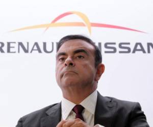 Carlos Ghosn, presidente del consejo de administración de Renault, de 64 años, está en un centro de detención de Tokio, tras ser arrestado la víspera cuando salía de su jet privado. Los diarios nipones hablaban de 'la caída de un reformador carismático'.