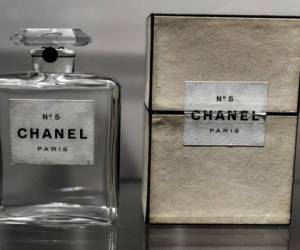 (ARCHIVOS) En esta foto de archivo tomada el 25 de septiembre de 2020 Esta imagen muestra una antigua botella de perfume Chanel N ° 5 exhibida durante la exposición 'Gabrielle Chanel, manifiesto de moda' en el museo de moda Galliera Palais en París el 25 de septiembre de 2020. (Foto de STEPHANE DE SAKUTIN / AFP)