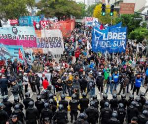 <i>Vista aérea que muestra a miembros de movimientos sociales bloqueados por fuerzas de seguridad en su camino a la Residencia Presidencial de Olivos para protestar contra las reformas y recortes propuestos por el presidente Javier Milei en los sectores más vulnerables, en Olivos, provincia de Buenos Aires, el 7 de mayo de 2024. FOTO LUIS ROBAYO/AFP</i>