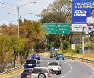 View of an election campaign billboard of presidential candidate of the National Restoration party (PRN) Fabricio Alvarado on March 25, 2018 in San Jose, ahead of the April 01 presidential elections. Costa Ricans will go to the polls on April 01 to elect their next president, in a climate of uncertainty in which nearly half of the population remains undecided and the candidate with the most support in the polls is far from the minimum 40 percent needed to win in the second round. / AFP PHOTO / Ezequiel BECERRA