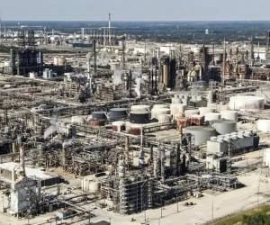 El conjunto del sector podría obtener unos beneficios extraordinarios de US$425.000 millones este año si el barril de crudo registra un precio promedio de US$90, asegura la consultora Wood Mackenzie. (Foto: EFE)