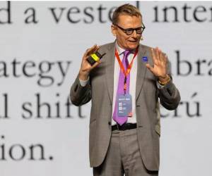 <i>“El desafío, planteó Robinson, no es copiar modelos externos de manera acrítica, sino construir soluciones propias, ancladas en la realidad de la región”. (Foto: CAF)</i>