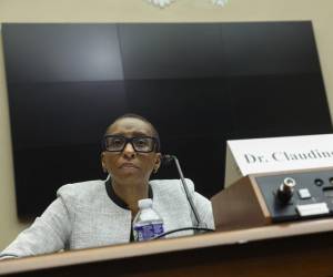 <i>Washington, DC - 05 de diciembre: Dra. Claudine Gay, presidenta de la Universidad de Harvard, testifica ante el Comité de Educación y Fuerza Laboral de la Cámara en el Edificio de la Oficina de la Cámara de Rayburn el 5 de diciembre de 2023 en Washington, DC. El comité celebró una audiencia para investigar el antisemitismo en los campus universitarios. FOTO Kevin Dietsch/Getty Images/AFP</i>