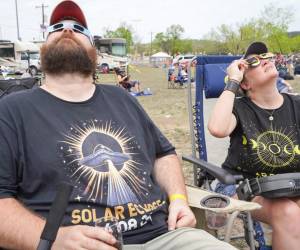 <i>La gente se reúne para ver un eclipse solar total en América del Norte, en Stonehenge II en la Hill Country Arts Foundation en Ingram, Texas, el 8 de abril de 2024. FOTO CÉCILE CLOCHERET / AFP</i>