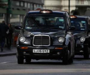 <i>Dos taxis negros londinenses circulan por una calle del centro de Londres. FOTO ARCHIVO / Daniel LEAL/AFP</i>