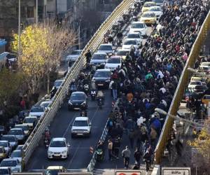<i>Aunque las protestas comenzaron por el alto costo de vida, el deterioro económico y el impacto de las sanciones, el movimiento fue mutando hacia un rechazo más amplio al sistema político. (Foto EFE)</i>
