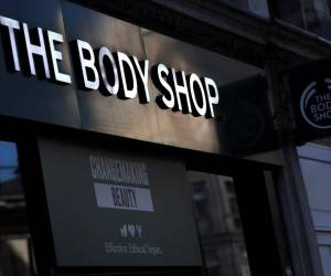 <i>Se muestra un cartel encima de la entrada de una sucursal de The Body Shop en el centro de Londres el 12 de febrero de 2024. FOTO Daniel LEAL/AFP</i>