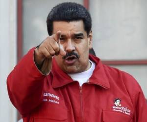 Venezuelan President Nicolas Maduro gestures during a rally with PDVSA workers outside the Miraflores presidential palace in Caracas on January 12, 2016. Venezuela sank deeper into a messy political crisis Tuesday as the opposition-controlled National Assembly suspended its session after the Supreme Court declared it null and void. AFP PHOTO/JUAN BARRETO / AFP / JUAN BARRETO