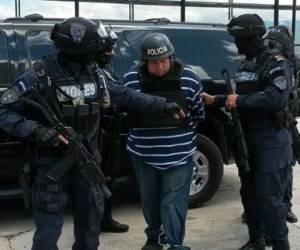 Policías custodian a Sixto Obed Argueta Garcia, extraditado a EEUU por tráfico de drogas el 13 de septiembre de 2016. Argueta fue el 17o. hondureño exraditado en los últimos dos años.