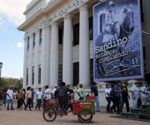 Supporters of the Sandinista National Liberation Front (FSLN) line up to sign a petition to back Venezuela's President Nicolas Maduro, at the Culture Palace in Managua on February 12, 2019. (Photo by INTI OCON / AFP)