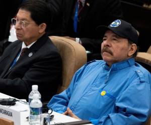 <i>El presidente de Nicaragua, Daniel Ortega (derecha), y su ministro de Relaciones Exteriores, Denis Moncada, asisten a la sesión de clausura de la Cumbre del G77+China en el Palacio de Convenciones de La Habana el 16 de septiembre de 2023. FOTO Yamil LAGE/AFP</i>