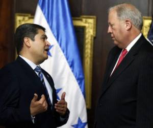 Presidente Juan Orlando Hernández y consejero del Departamento de Estado de los EE.UU., Thomas Shannon. (Foto: AFP)