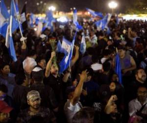 Decenas de personas protestan contra el presidente guatemalteco Jimmy Morales, frente al Palacio de la Cultura, sede del gobierno.