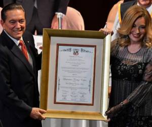 Laurentino Cortizo recibió de la presidenta del Consejo Electoral, Nivia Castrellón las credenciales que le acreditan como presidente electo de Panamá.