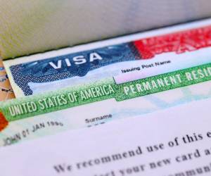Actualmente, algunos migrantes temporales solicitan un cambio de estatus migratorio dentro de Estados Unidos porque califican para la residencia ya sea por matrimonio, empleo o reunificación familiar, y piden su green card desde el país, un proceso que puede tardar años y durante el cual se les renuevan sus visados. FOTO SHUTTERSTOCK