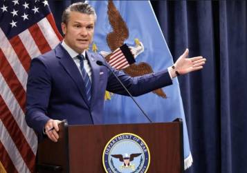 “Obviamente, se necesita dinero para matar a los tipos malos”, se justificó el secretario de Guerra de EE.UU, Pete Hegseth. (Foto: EFE)