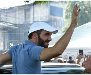 <i>El presidente salvadoreño Nayib Bukele saluda a sus seguidores después de emitir su voto durante las elecciones presidenciales y legislativas en San Salvador el 4 de febrero de 2024. FOTO YURI CORTEZ / AFP</i>