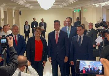 <i> La presidenta Xiomara Castro se reúne con su homólogo de Paraguay, Santiago Peña Palacios. FOTO REDES SOCIALES.</i>