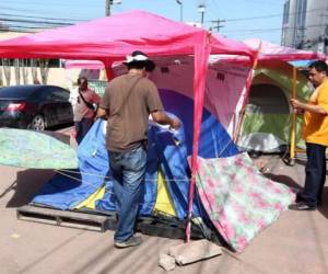 El 22 de junio Miguel Briceño y Ariel Varela iniciaron la huelga de hambre con una dieta de agua y otros líquidos con glucosa. Días después se retiraron por la presencial militar y policial a inmediaciones de Casa Presidencial. (Foto: laprensa.hn).