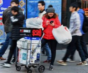 Compradores aprovechan los descuentos después del Día de Acción de Gracias en Nueva York. AFP PHOTO / TIMOTHY A. CLARY