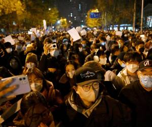 Cientos de ciudadanos chinos salieron a las calles de las principales ciudad para protestar contra los confinamientos por covid 19.