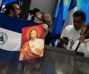 <i>Activistas y simpatizantes esperaron la llegada de presos políticos de Nicaragua al Aeropuerto Internacional Dulles en Dulles, Virginia, el 9 de febrero de 2023, luego de que fueran liberados por el gobierno de Nicaragua. FOTO ANDREW CABALLERO-REYNOLDS / AFP</i>