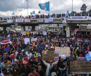 <i>Indígenas bloquean una carretera durante una protesta exigiendo la renuncia de la Fiscal General Consuelo Porras y el fiscal Rafael Curruchiche en San Cristóbal Totonicapán, Guatemala, el 4 de octubre de 2023. FOTO GUSTAVO RODAS/AFP</i>