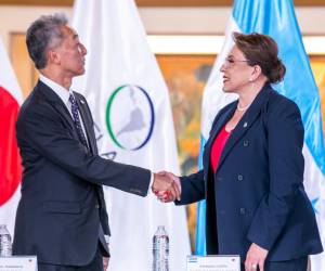 <i>El embajador de Japón en Honduras, Jun Nakahara, con la presidenta del país, Xiomara Castro. FOTO HectorZelaya</i>