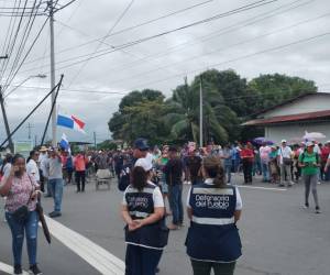 <i>Los medios locales y redes sociales difundieron imágenes de la Policía Nacional dispersando con gases lacrimógenos en al menos dos puntos de la Ciudad de Panamá a grupos de obreros y de estudiantes que intentaban bloquear vías. FOTO @DefensoriaPan</i>