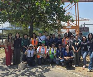 <i>Durante su recorrido en OPC, los participantes conocieron de cerca el programa Cascos Naranja, la iniciativa de voluntariado corporativo de dicha empresa que refleja el compromiso de la organización con la sostenibilidad y la resiliencia. FOTO FUNDAHRSE.</i>