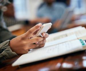 <i>Estudios en neurociencia indican que incluso cuando el celular no se utiliza activamente, su sola presencia puede disminuir la concentración. Foto de iStock</i>