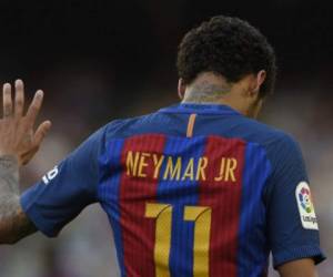 El brasileño Neymar saluda en un juego entre FC Barcelona y el Villarreal CF en el estadio Camp Nou en Barcelona. AFP PHOTO / LLUIS GENE