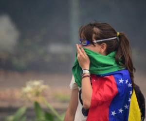 Una estudiante universitaria protesta contra el gobierno de Nicolás Maduro en Caracas, el 4 de mayo, 2017. AFP Photo.