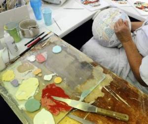 Una trabajadora pinta una pieza con esmalte en una fábrica de cerámica en Longwy, en el este de Francia. (Foto: AFP)