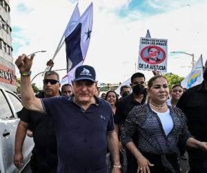 El expresidente de Panamá (2009-2014) Ricardo Martinelli participa en una protesta contra fiscales panameños, en la Ciudad de Panamá el 20 de septiembre de 2022, luego de que fuera acusado -junto con su homólogo (2014-2019) Juan Carlos Varela- de lavar dinero de la construcción gigante Odebrecht, que admitió haber pagado sobornos en el país.