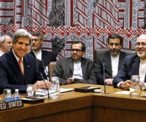Secretario de Estado de EE.UU, John Kerry junto a líderes iraníes. (Foto: Agencias)