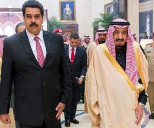 Nicolás Maduro, junto al ministro de Defensa y príncipe heredero de Arabia Saudita, Moqren bin Abdul Aziz, el 11 de enero de 2015 en Riad. (Foto: AFP)