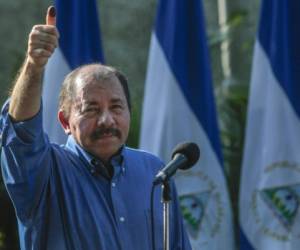 Nicaragua's President Daniel Ortega gives the thumb up to supporters after casting his vote in the municipal elections in Managua on November 5, 2017. Nicaraguans vote to elect 153 municipal mayors, 153 vice mayors and 6076 councilors. / AFP PHOTO / inti ocon