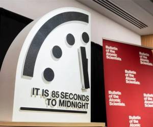 <i>Reloj del Juicio Final, fijado a 85 segundos para la medianoche, durante una rueda de prensa, este 27 de enero de 2026, en Washington (Estados Unidos). EFE/Christiani Inc./Boletín de Científicos Atómicos.</i>