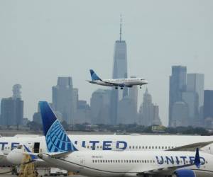 <i>NEWARK, NUEVA JERSEY - 17 DE SEPTIEMBRE: Un avión de United Airlines aterriza en el Aeropuerto Internacional Newark Liberty frente al horizonte de Nueva York el 17 de septiembre de 2023 en Newark, Nueva Jersey. FOTO Justin Sullivan/Getty Images/AFPJUSTIN SULLIVAN / GETTY IMAGES NORTEAMÉRICA / Getty Images vía AFP</i>